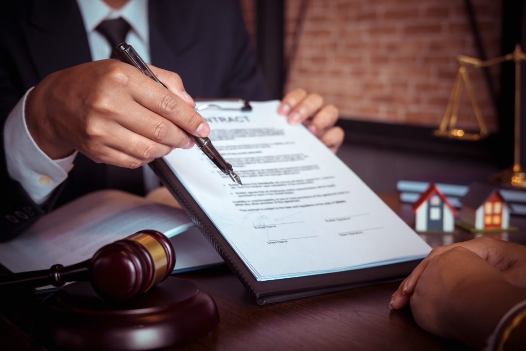 Firma de un contrato — asesoría en derecho civil